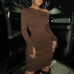 Solid runched asymmetrical neck bodycon dress